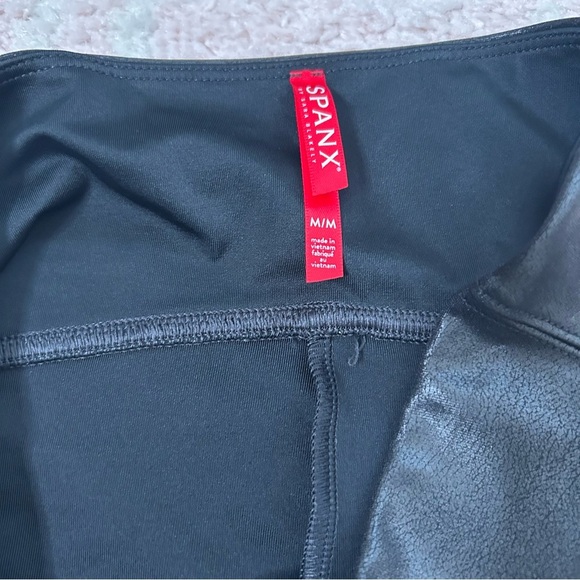 NWT SPANX Sleek Black Faux Leather Look Leggings Size Medium - Picture 3 of 9